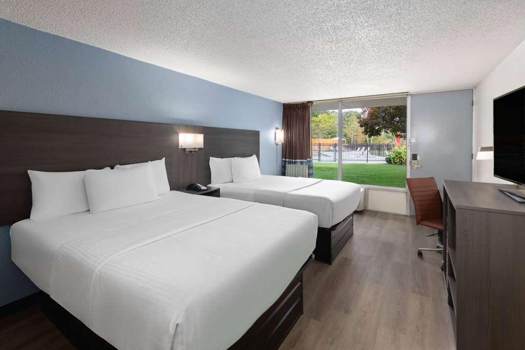 Super 8 By Wyndham Riverside Al Room photo