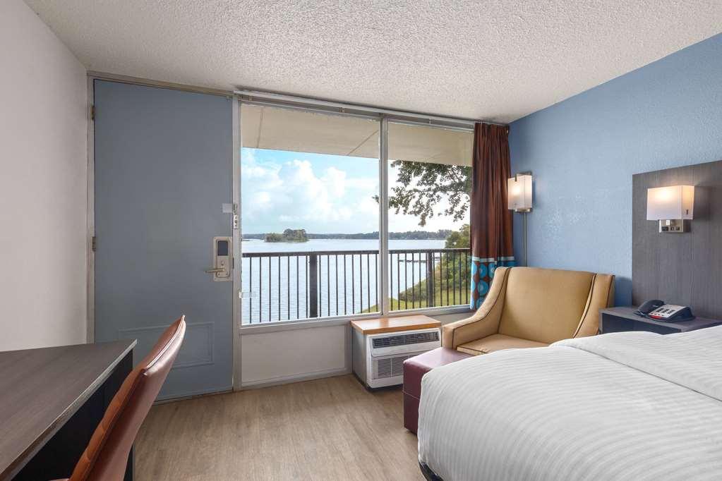 Super 8 By Wyndham Riverside Al Room photo